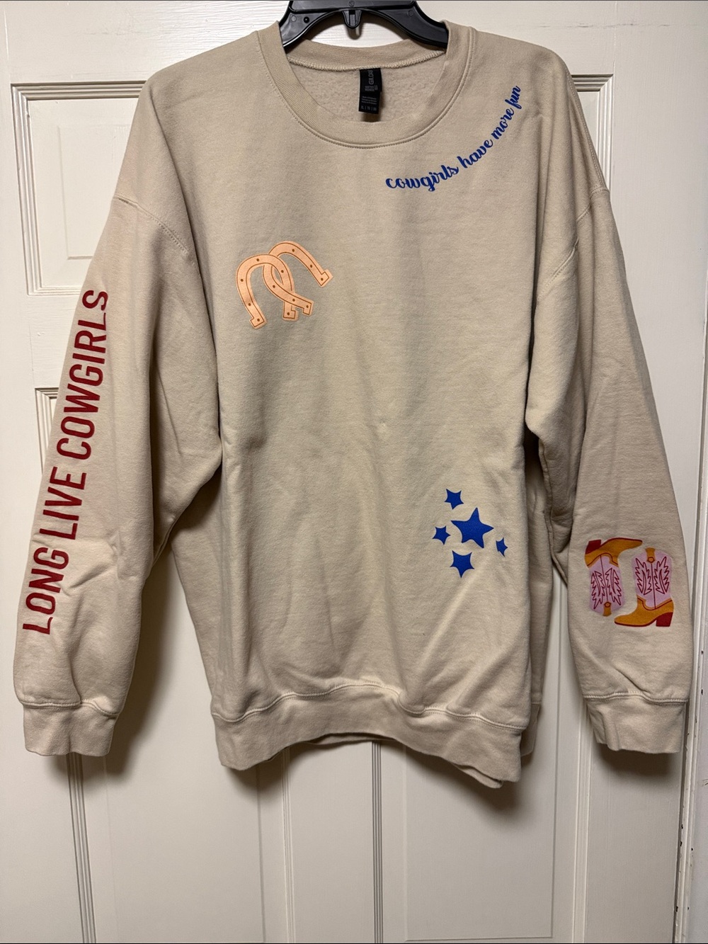 Gildan Beige Crewneck Sweatshirt with Red Sleeve Text & Blue Accents